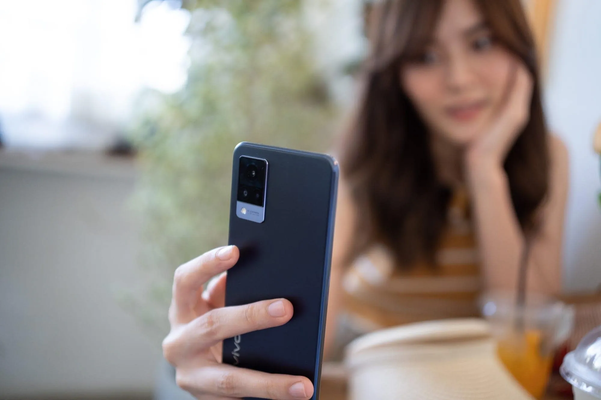 รีวิว Vivo V21 5G สมาร์ทโฟนที่กล้องหน้าดีเหมือนกล้องหลัง และแรมที่เป็นมากกว่าแรม 12 รีวิว Vivo V21 5G สมาร์ทโฟนที่กล้องหน้าดีเหมือนกล้องหลัง และแรมที่เป็นมากกว่าแรม 11