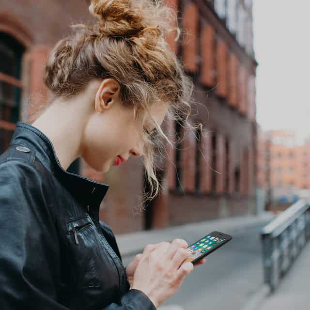Belkin amazon photo woman city phone v01 r01 1000x1000 us