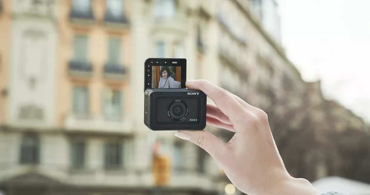 RX0II GenCfemale selfie.0