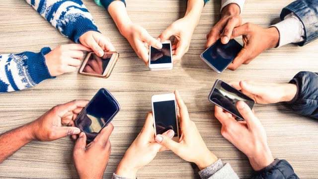 Mobile phones usage ss 1920 800x450