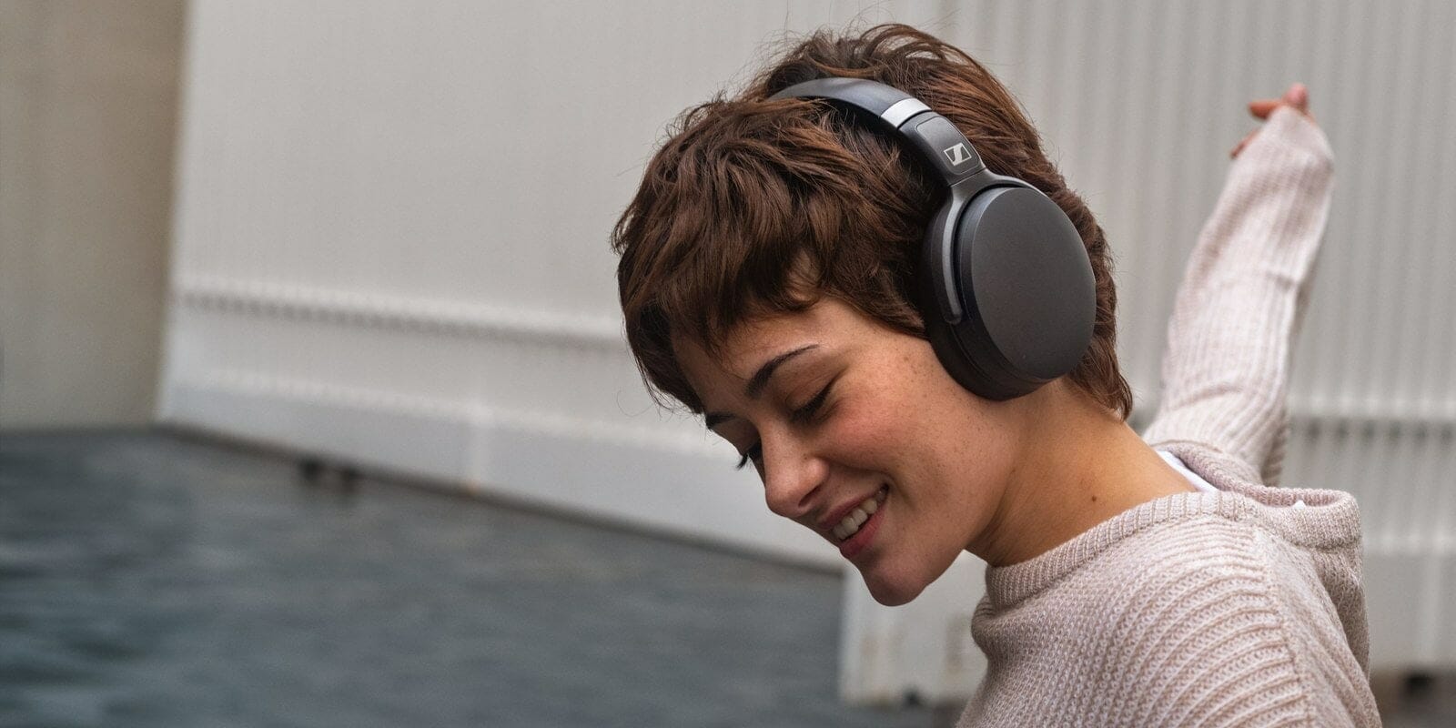 X1 desktop HD 450BT Product InUse Sennheiser