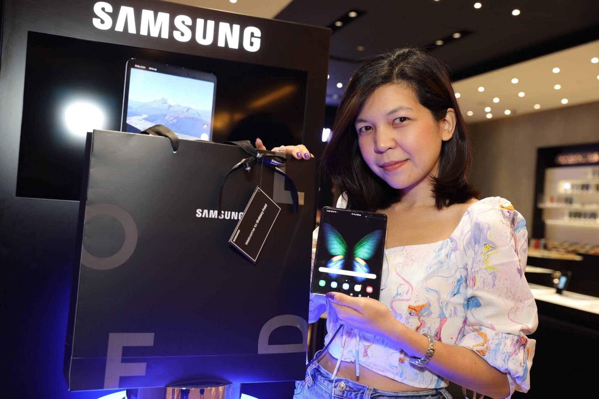 Samsung Galaxy Fold Be the first 1.